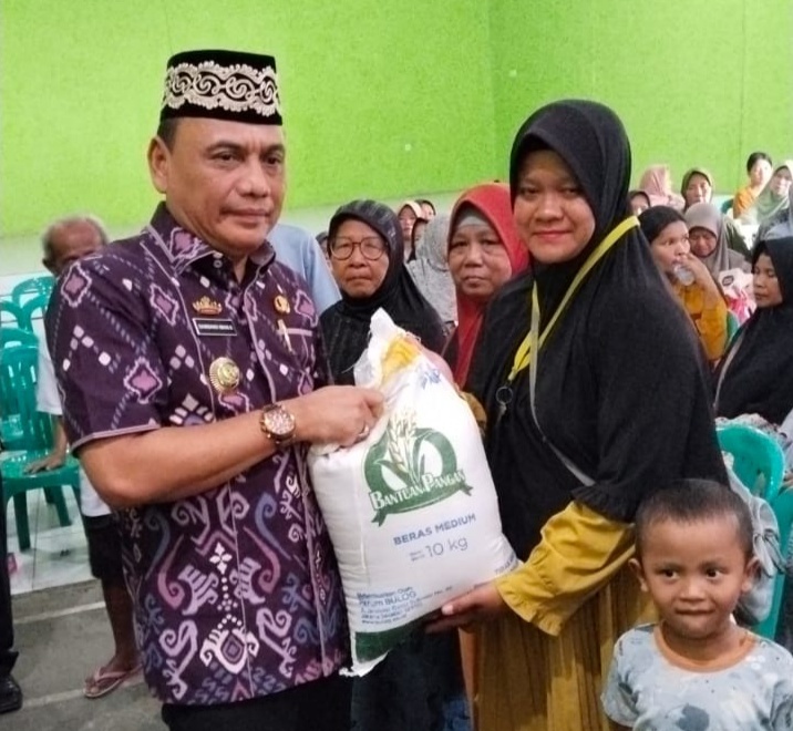939 KPM Dapat Bantuan Pangan di Hadimulyo Barat