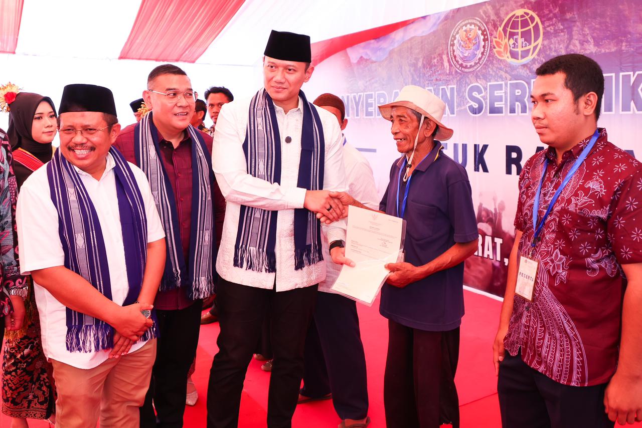 Serahkan Sertifikat Tanah di Lombok Barat, Menko AHY Dorong Kepastian Hukum dan Keadilan Agraria