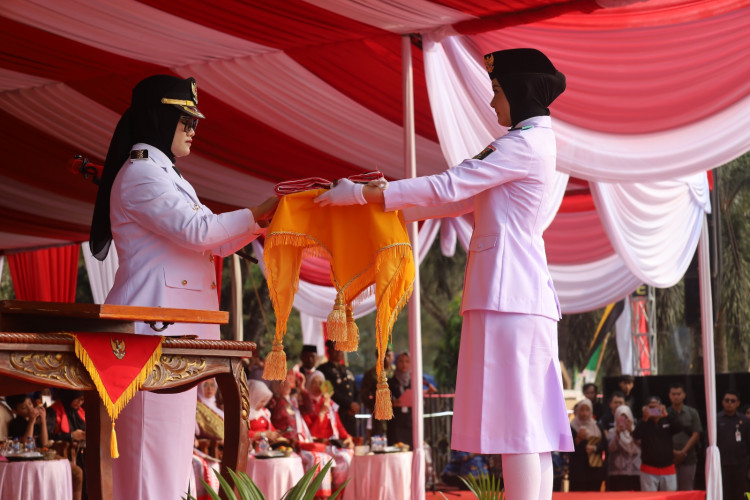 HUT ke-81 RI di Lampung Timur, Bupati Ela Serahkan Satyalancana kepada Enam PNS