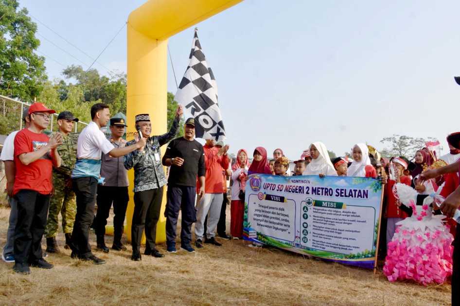 Jalan Sehat HUT ke-81 RI di Metro Selatan, Pelajar hingga UMKM Ramaikan Lapangan Paser Rejomulyo